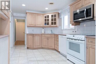 7 Joanith Dr in Toronto, ON - Building Photo - Building Photo