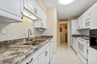 511 Aurora Ave, Unit 602 in Naperville, IL - Building Photo - Building Photo