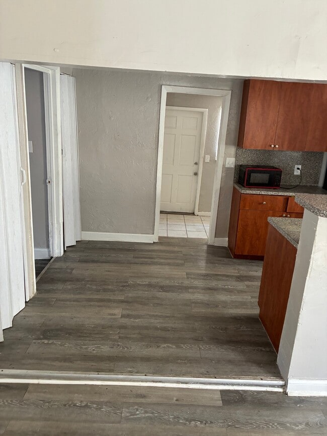 4425-4427 NW 23rd Ct in Miami, FL - Foto de edificio - Building Photo