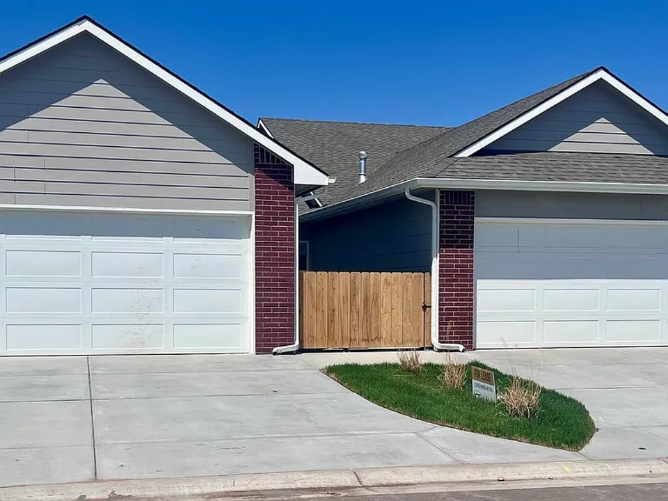 3907 S Bluelake Ct in Wichita, KS - Building Photo