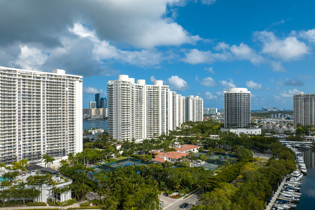 4000 Island Blvd in Aventura, FL - Building Photo - Building Photo