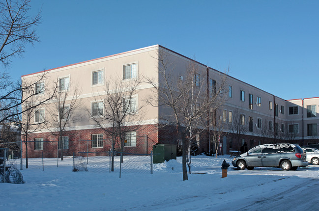 Garden Lane Apartments in Shakopee, MN - Foto de edificio - Building Photo