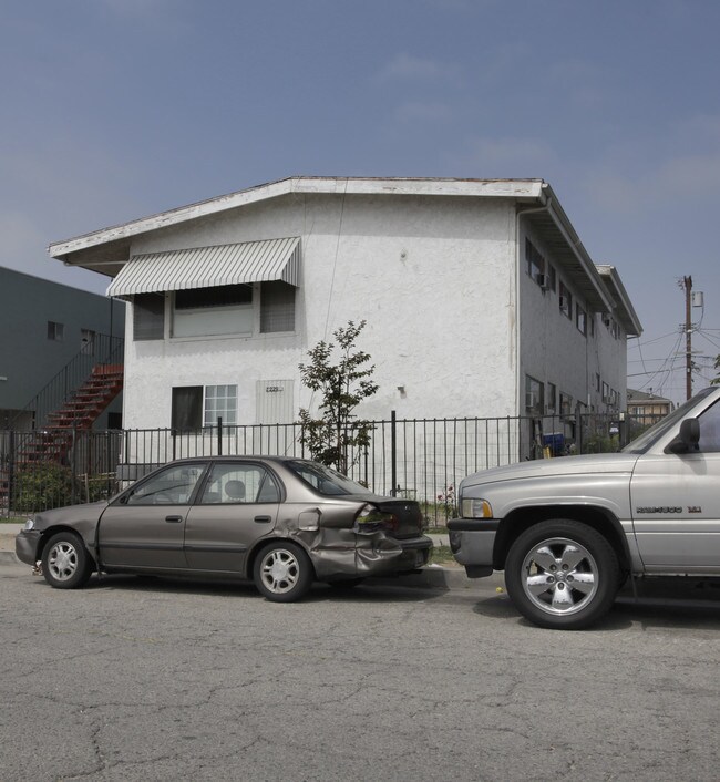 7229 Bakman Ave in Sun Valley, CA - Foto de edificio - Building Photo