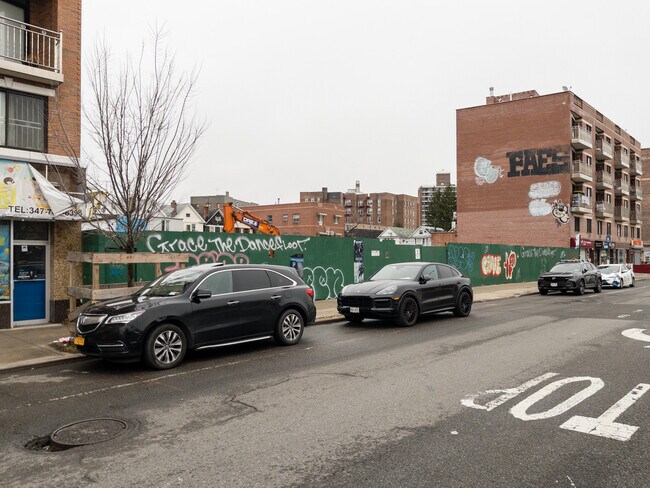 83-07 Queens Boulevard in Elmhurst, NY - Foto de edificio - Building Photo