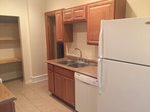 2704 E Hartford Ave in Milwaukee, WI - Building Photo - Building Photo