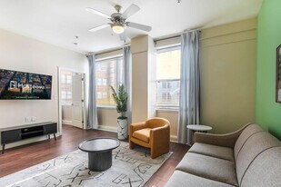 925 Common St in New Orleans, LA - Building Photo