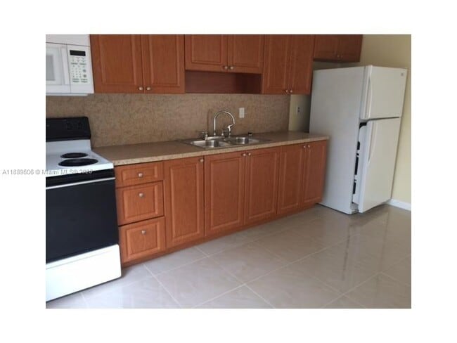 5737 Simms St in Hollywood, FL - Building Photo - Building Photo