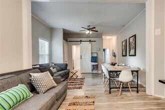 239 W Brooklyn Ave in Dallas, TX - Building Photo - Building Photo