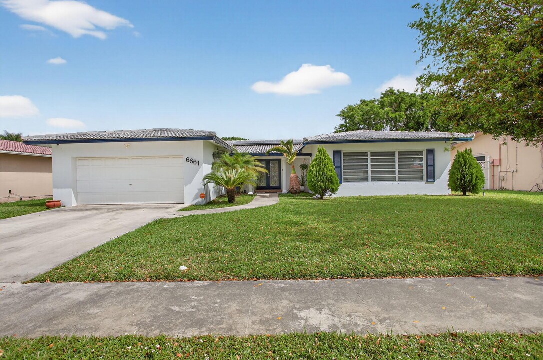 6661 NW 23rd St in Margate, FL - Building Photo