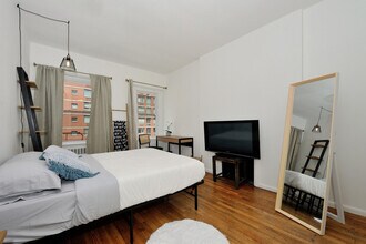 374 W 35th St in New York, NY - Building Photo - Building Photo