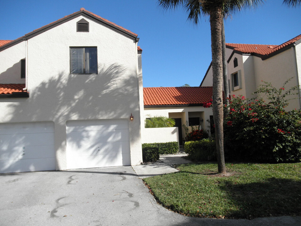 23 Vía De Casas Sur in Boynton Beach, FL - Building Photo