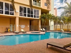 3500 Coral Way, Unit 704 in Coral Gables, FL - Foto de edificio - Building Photo