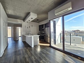 58-60 Elm Street Unit 601 in Newark, NJ - Building Photo - Building Photo