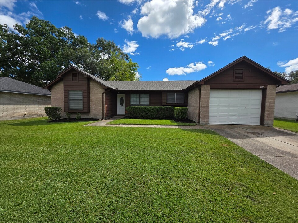 2511 Gettysburg in League City, TX - Building Photo