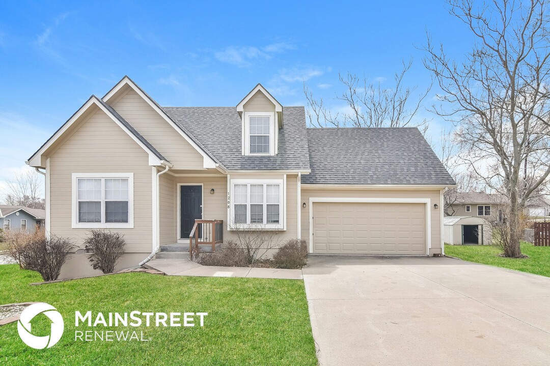 1208 Deena St in Pleasant Hill, MO - Building Photo