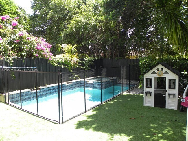 3532 SW 23rd Ter in Miami, FL - Building Photo - Building Photo