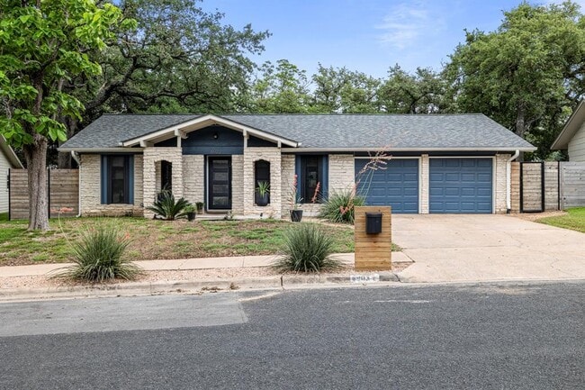 6903 Whispering Oaks Dr in Austin, TX - Building Photo - Building Photo