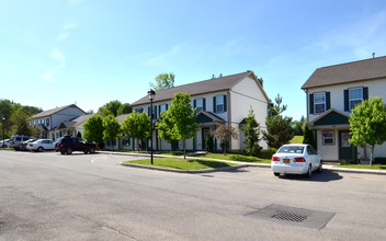 Maple Grove in Farmington, NY - Foto de edificio - Building Photo