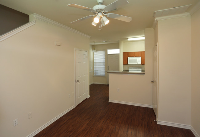 Renaissance Courts Apartments in Denton, TX - Building Photo - Interior Photo