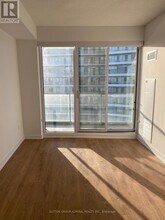 117 McMahon Dr in Toronto, ON - Building Photo - Building Photo