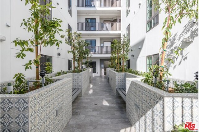 11847 Kiowa Ave-Unit -107 in Los Angeles, CA - Foto de edificio