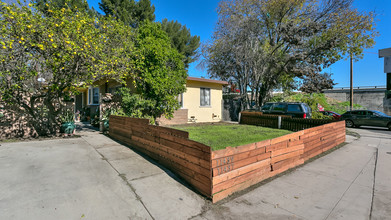 11437 Riverside Dr in North Hollywood, CA - Building Photo - Building Photo