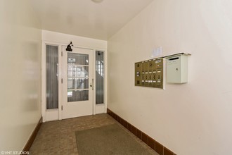 6044 N Mozart St in Chicago, IL - Building Photo - Lobby