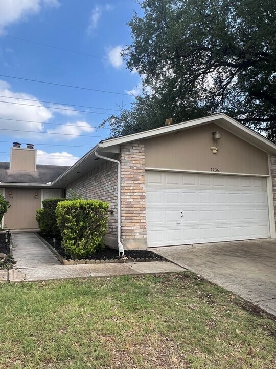 7136 Rimwood in Live Oak, TX - Building Photo
