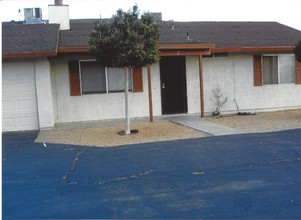 12150 Kiowa Rd in Apple Valley, CA - Building Photo - Building Photo