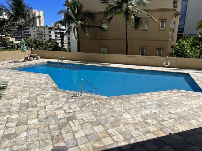 2121 Ala Wai Blvd in Honolulu, HI - Building Photo - Building Photo