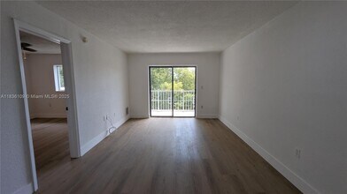 445 SW 11th St, Unit 408 in Miami, FL - Foto de edificio - Building Photo