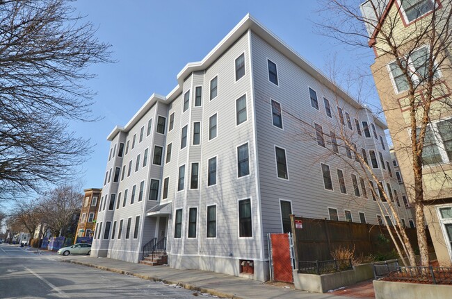 33 Brookline St, Unit 3 in Cambridge, MA - Foto de edificio - Building Photo