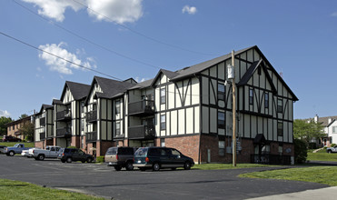 Sherman Square Apartments in St. Charles, MO - Building Photo - Building Photo