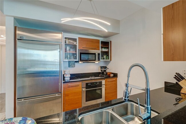 3000 Oasis Grand Blvd in Ft. Myers, FL - Foto de edificio - Building Photo