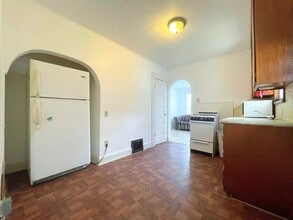 116 N Plum St in Hutchinson, KS - Building Photo - Building Photo