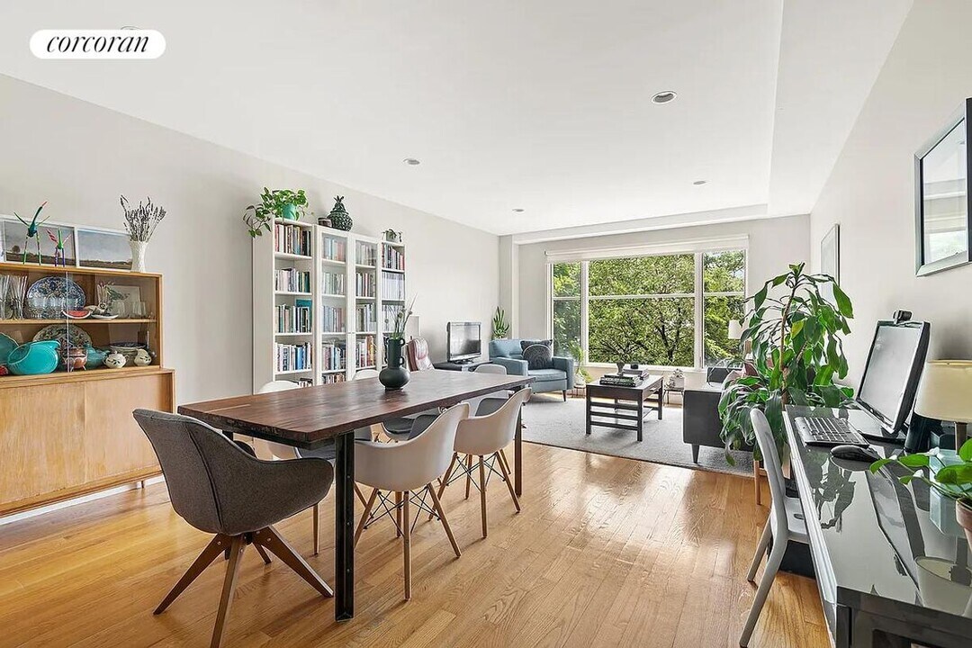 10 Slocum Pl in Brooklyn, NY - Building Photo