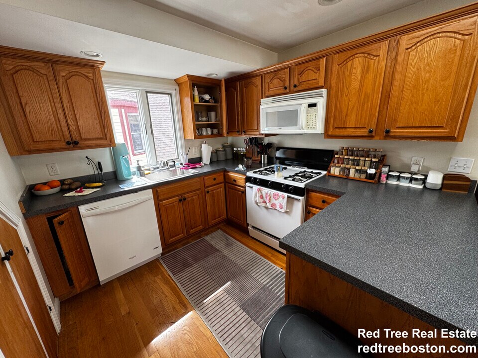 24 Burnham St, Unit 3 in Somerville, MA - Building Photo