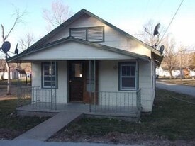601 S Vine St in Chamois, MO - Building Photo