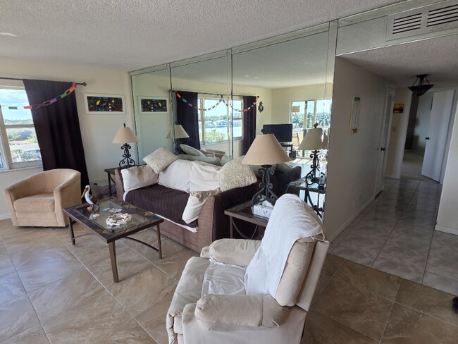 1200 Hibiscus Ave, Unit 608 in Pompano Beach, FL - Foto de edificio - Building Photo