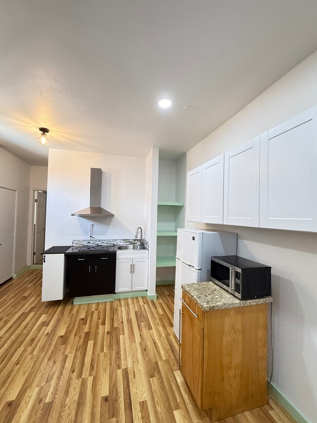 5041 Delbon Way in Palmdale, CA - Foto de edificio - Building Photo