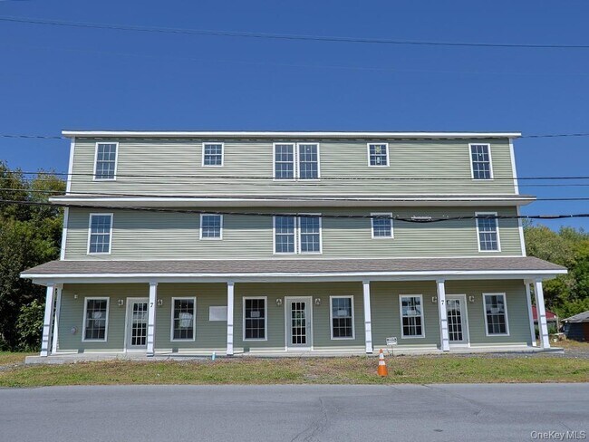 7 Greycourt Ave in Chester, NY - Building Photo - Building Photo