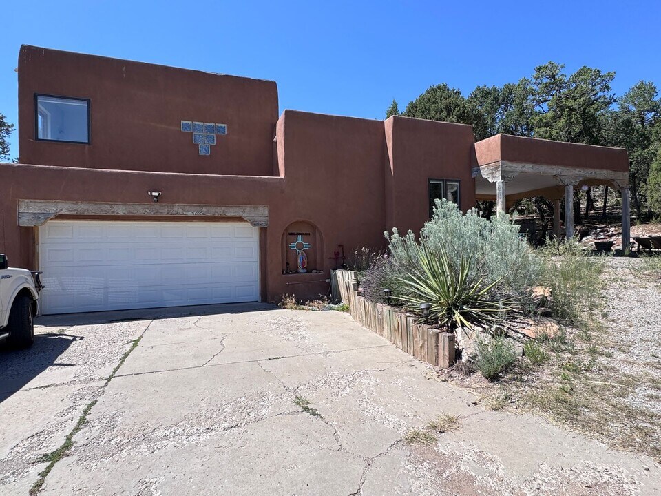19 Anne Pickard Ct in Tijeras, NM - Foto de edificio