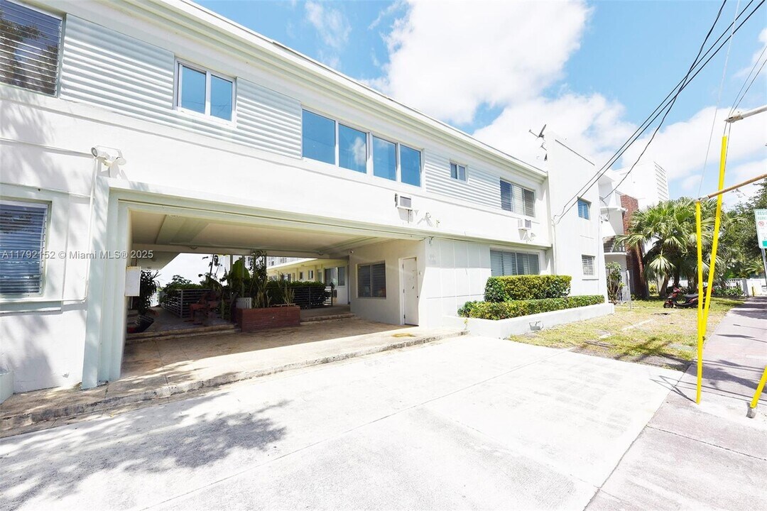 2250 Bay Dr in Miami Beach, FL - Building Photo