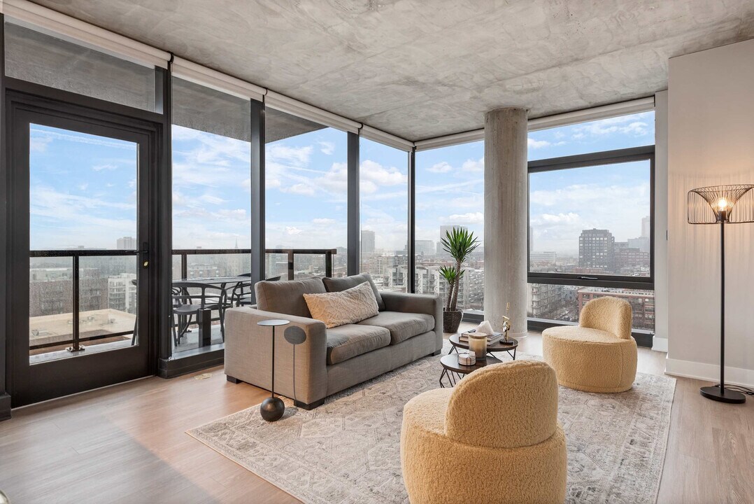 1050 W Van Buren St in Chicago, IL - Building Photo