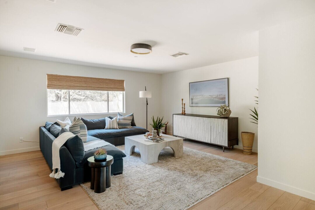 4330 E McDonald Dr in Paradise Valley, AZ - Building Photo