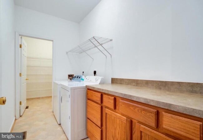 8464 Hessian Hill Ct in Linton Hall, VA - Building Photo - Building Photo
