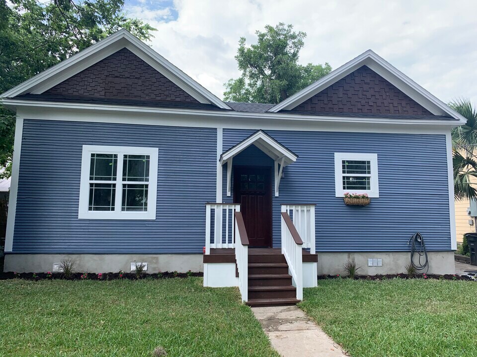 239 E Woodlawn Ave in San Antonio, TX - Building Photo