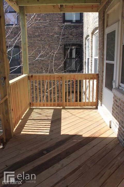 909 W Agatite Ave-Unit -Apt 909-2 in Chicago, IL - Foto de edificio