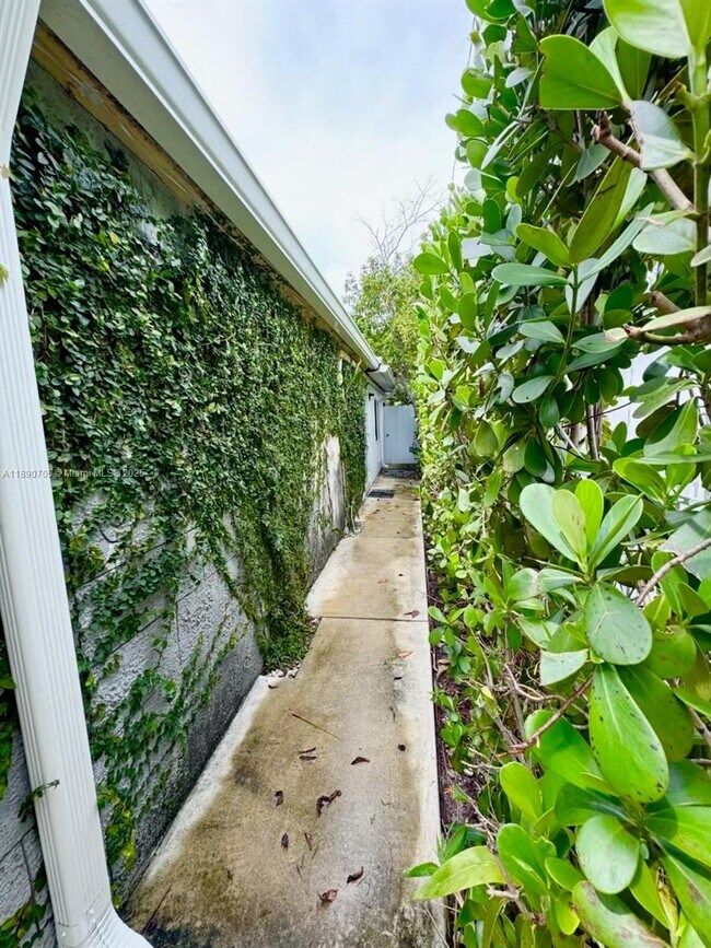 323 NW 105th St in Miami, FL - Building Photo - Building Photo