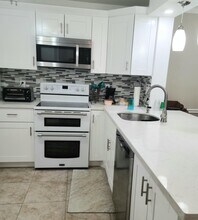 911 Gardenia Dr in Delray Beach, FL - Foto de edificio - Building Photo